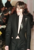 フランス・パリ市内で発表されたエディ・スリマン（Hedi Slimane）による「イヴ・サンローラン（Yves Saint Laurent）」00/01年秋冬コレクション（2000年1月25日撮影）。(c)AFP/PIERRE VERDY