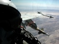 アフガニスタン上空を飛行する米海軍のF/A18戦闘攻撃機（2001年10月31日撮影）。(c)STEVE LIGHTSTONE / NAVY VISUAL NEWS SERVICE / AFP