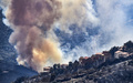 アルジェリア北部の山岳地帯カビリー地方で起きた山火事の煙（2021年8月11日撮影）。(c)Ryad KRAMDI / AFP