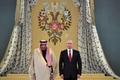 ロシアの首都モスクワのクレムリンで、首脳会談の前に開かれた歓迎式典に出席したサウジアラビアのサルマン国王（左）とロシアのウラジーミル・プーチン大統領（右、2017年10月5日撮影）。(c)AFP/SPUTNIK/Alexey NIKOLSKY