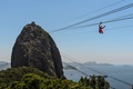ブラジル・リオデジャネイロ（Rio de Janeiro）で、パン・デ・アスーカル山（Pao de Acucar）にあるロープエーのワイヤロープを滑車で滑り降りるサンタクロース姿の男性（2014年12月18日撮影）。(c)AFP/YASUYOSHI CHIBA