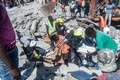 地震に見舞われたハイチ南西部レカイで、生存者を捜索する人々（2021年8月15日撮影）。(c)Reginald LOUISSAINT JR / AFP