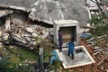 パキスタンのミルプール近郊で、地震で倒壊した家を見つめる住民（2019年9月25日撮影）。(c)AAMIR QURESHI / AFP