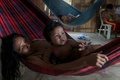 ブラジル北西部アマゾナス州マナウスの西にあるサテレマウェの居住地で、新型コロナウイルス感染症の症状を呈し、薬用植物による治療を受けた女性（2020年5月17日撮影）。(c)Ricardo OLIVEIRA / AFP