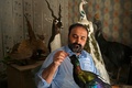 パキスタン東部ラホールの自身の工房で、剥製を作るジャハンギール・カーン・ジャドゥーンさん（2021年6月9日撮影）。(c)Aamir QURESHI / AFP