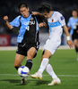 サッカーAFCチャンピオンズリーグ2009（%%AFC Champions League 2009%%）1次リーグH組、川崎フロンターレ（%%Kawasaki Frontale%%）対浦項スティーラース（%%Pohang Steelers%%）。試合は0-2で川崎が敗れ、同組2位での決勝トーナメント進出となった。勝った浦項が同組1位で決勝トーナメントに進んだ。写真は川崎の井川祐輔（%%Yusuke Igawa%%、左）の前でシュートを放つ浦項の盧炳俊（%%No Byung-Jun%%、ノ･ビョンジュン）。（2009年5月19日撮影）(c)AFP/Toru YAMANAKA
