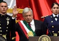 メキシコの首都メキシコ市の議会で開かれた大統領就任式で手を振るアンドレス・マヌエル・ロペスオブラドール大統領（2018年12月1日撮影）。(c)Alfredo ESTRELLA / AFP
