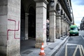 フランス・パリのリボリ通りで、柱に描かれたかぎ十字（2020年10月11日撮影）。(c)STEPHANE DE SAKUTIN / AFP
