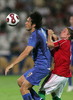 ハンガリーのアダム・バシュ（%%Adam Vass%%、右）を背にボールを受けるイタリアのマッシモ・オッド（%%Massimo Oddo%%）。(c)AFP/ATTILA KISBENEDEK