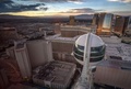 米ネバダ（Nevada）州ラスベガス（Las Vegas）にオープンした高さ世界一の観覧車「ハイローラー（High Roller）」（2014年4月11日撮影）。(c)AFP/JOE KLAMAR