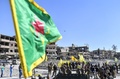 シリア北部ラッカの広場に集まるクルド人とアラブ人の合同部隊「シリア民主軍」の隊員ら（2017年10月17日撮影）。(c)AFP/BULENT KILIC