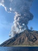 イタリア・シチリア島沖のストロンボリ島で、噴煙を上げる火山。ツイッターアカウント@mariocalabresi提供（2019年7月3日撮影）。(c)AFP PHOTO / @mariocalabresi / Mario CALABRES