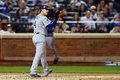 15MLBプレーオフ、ナ・リーグ地区シリーズ（5回戦制）、ニューヨーク・メッツ対ロサンゼルス・ドジャース。本塁へ生還し、先制点を喜ぶロサンゼルス・ドジャースのエンリケ・ヘルナンデス（2015年10月13日撮影）。(c)AFP/Getty Images/Elsa