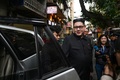 ベトナム・ハノイで当局に連行される金正恩（キム・ジョンウン）朝鮮労働党委員長のそっくりさんのハワードXさん（2019年2月25日撮影）。(c)AFP/Manan VATSYAYANA