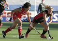 写真は、日本の駒澤李佳（%%Rika Komazawa%%、左）とボールを競るドイツの%%Eileen Hoffmann%%。(c)AFP/STR