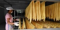 湖南省邑口村にある尹康乾さんの「腐竹」製造工場で作業をする作業員（提供写真）。(c)CNS