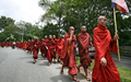 2007年9月18日、ミャンマー最大の都市ヤンゴン（Yangon）で反軍事政権デモを行う僧侶ら。(c)AFP