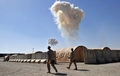 アフガニスタン南部ヘルマンド（Helmand）州の駐留米軍基地内を歩く海兵隊員（2011年5月29日撮影）。(c)AFP/Massoud HOSSAINI