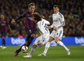 14-15スペイン1部リーグ第28節、FCバルセロナ対レアル・マドリード。レアル・マドリードのルカ・モドリッチとボールを競るFCバルセロナのイヴァン・ラキティッチ（2015年3月22日撮影）。(c)AFP/LLUIS GENE