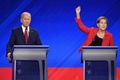 米テキサス州ヒューストンで行われた2020年米大統領選の民主党候補者による3回目のテレビ討論会に出席する、ジョー・バイデン前副大統領（左）とエリザベス・ウォーレン上院議員（右、2019年9月12日撮影）。(c)Robyn BECK / AFP