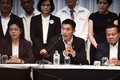 タイ総選挙を終え、連立合意を発表する反軍政派7党の代表ら（2019年3月27日撮影）。(c)Lillian SUWANRUMPHA / AFP