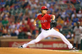 13MLBは24日、各地で試合が行われ、ダルビッシュ有（Yu Darvish）が先発したテキサス・レンジャーズ（Texas Rangers）は3-2でヒューストン・アストロズ（Houston Astros）に勝利し、ワイルドカード争いに踏みとどまった。

先発登板するテキサス・レンジャーズのダルビッシュ有（2013年9月24日撮影）。(c)AFP/Getty Images/Ronald Martinez
