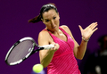 女子テニス、ソニー・エリクソン・チャンピオンシップ（%%Sony Ericsson Championships - Doha 2009%%）シングルス準決勝。大会第7シードのヴィーナス・ウィリアムス（%%Venus Williams%%、米国）は、大会第8シードのエレナ・ヤンコビッチ（%%Jelena Jankovic%%、セルビア）と対戦。ヴィーナスは5-7、6-3、6-4で勝利し、決勝に進出した。写真はリターンショットを返すエレナ・ヤンコビッチ。（2009年10月31日撮影）(c)AFP/KARIM JAAFAR
