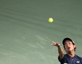 テニス、ドバイ・テニス選手権、男子シングルス1回戦。サーブトスを上げる西岡良仁（2018年2月26日撮影）。(c)AFP PHOTO / KARIM SAHIB