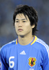 2010年サッカーW杯南アフリカ大会（2010 World Cup）アジア最終予選・グループA、日本対カタール。試合開始を待つ内田篤人（Atsuto Uchida、2009年6月10日撮影）。(c)AFP/Kazuhiro NOGI