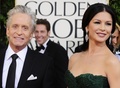 第68回ゴールデン・グローブ賞授賞式に出席した俳優マイケル・ダグラス（Michael Douglas）と女優キャサリン・ゼタ・ジョーンズ（Catherine Zeta-Jones、2011年1月16日撮影）。(c)AFP/Robyn BECK