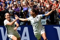 女子サッカーW杯カナダ大会・決勝、米国対日本。2得点目となるゴールを決めて歓喜する米国のカーリー・ロイド（2015年7月5日撮影）。(c)AFP/Getty Images/Rich Lam