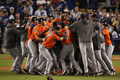 17MLBワールドシリーズ（7回戦制）第7戦、ロサンゼルス・ドジャース対ヒューストン・アストロズ。優勝を喜ぶヒューストン・アストロズの選手（2017年11月1日撮影）。(c)Christian Petersen/Getty Images/ AFP