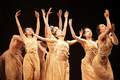 台湾のダンスカンパニー、クラウド・ゲート・ダンスシアター（Cloud Gate Dance Theatre、雲門舞集）の公演「Vagrants（放浪者たち）」が1日、北京（Beijing）の中国国家大劇院（National Grand Theatre）で始まった。

台湾から持ち込んだ3トンの米粒を使った舞台で、チケットが売り切れるほどの盛況ぶりになっている（2011年4月1日撮影）。(c)AFP/GOU YIGE