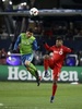 米メジャーリーグサッカーの王者を決めるMLSカップ、トロントFC対シアトル・サウンダーズ。ボールを競るトロントFCのアルマンド・クーパー（右）とシアトル・サウンダーズのクリスティアン・ロルダン（2016年12月10日撮影）。(c)AFP/Cole Burston