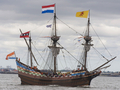 1609年に英国人探検家ヘンリー・ハドソン（Henry Hudson）が、オランダ船「ハーフ・ムーン（Half Moon）」号で現在の米ニューヨーク（New York）州ニューヨーク湾（New York Harbor）に到達してから400年を記念する行事のひとつとして、現地で米蘭友好式典が催された。
写真は、ニューヨーク湾を航行するハーフ・ムーン号の復元船（2009年9月13日撮影）。(c)AFP/DON EMMERT