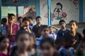 パレスチナ自治区ガザ（Gaza）地区の国連（UN）が運営する学校校庭に集まったパレスチナ人の子どもたち。イスラム原理主義組織ハマス（Hamas）とイスラエルの戦闘によって家を失った数百家族が、現在この学校で避難生活を送っている（2014年8月24日撮影）。(c)AFP/ROBERTO SCHMIDT