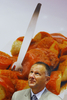 ドイツ・ベルリン（Berlin）で、ソーセージにケチャップとカレー味のソースをかけた名物料理「カリーブルスト（Currywurst）」の調理法と歴史を紹介する博物館「ドイツ・カリーブルスト博物館（German Currywurst Museum）」が、15日にオープンする。写真は、「カリーブルスト」の写真を背に記者会見に臨む同博物館の設立者マルティン・ローバー（Martin Loewer）氏（2009年8月13日撮影）。(c)AFP/DDP/MICHAEL GOTTSCHALK