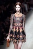 フランス・パリ市内で発表された「ヴァレンティノ（VALENTINO）」14年春夏コレクション（2013年10月1日撮影）。(c)AFP/PATRICK KOVARIK