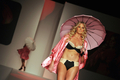 シドニー・ファッション・フェスティバル（Sydney Fashion Festival）で行われた下着ショー「Hot in the City Intimates show」で、「Rio - Sexy at any Size」の下着を披露するモデル（2010年8月27日撮影）。(c)AFP/Greg WOOD