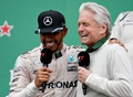 16F1第7戦カナダGP決勝。表彰台で米俳優のマイケル・ダグラス（右）と肩を組むメルセデスAMGのルイス・ハミルトン（2016年6月12日撮影）。(c)AFP/Getty Images/Charles Coates