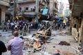 レバノンの首都ベイルート郊外のブルジ・バラジネ地区で起きた連続爆破攻撃の現場で、がれきを片付ける自治体の職員ら（2015年11月13日撮影）。(c)AFP/JOSEPH EID