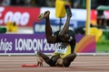 第16回世界陸上ロンドン大会、男子4×100メートルリレー決勝。負傷してトラックに転がり込むジャマイカのウサイン・ボルト（2017年8月12日撮影）。(c)AFP/DANIEL LEAL-OLIVAS