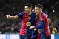 24-25スペイン1部リーグ第10節、FCバルセロナ対セビージャFC。PKから先制点を決めて喜ぶFCバルセロナのロベルト・レワンドフスキ（左、2024年10月20日撮影）。(c)Josep LAGO/ AFP