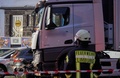 ドイツ・ヘッセン州リンブルクで、信号待ちの車列に突っ込んだ盗まれたトラック（2019年10月7日撮影）。(c)Sascha Ditscher / dpa / AFP