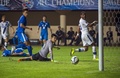 サッカーAFCチャンピオンズリーググループF第5節、広州富力対ガンバ大阪。ガンバ大阪のパトリックが放ったシュートの行方を見つめる広州富力のリュウ・ディエンズオ（2015年4月22日撮影）。(c)AFP