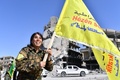 シリア北部ラッカで、クルド人とアラブ人の合同部隊「シリア民主軍」の旗を手にする隊員（2017年10月17日撮影）。(c)AFP/BULENT KILIC