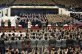 北朝鮮・平壌（Pyongyang）で開かれた金日成軍事総合大学（Kim Il Sung Military University）60周年記念式典に出席した金正恩（キム・ジョンウン、Kim Jong-Un）第1書記（中央）と李雪主（リ・ソルジュ、Ri Sol-Ju）夫人（中央左のベージュのコート、2012年10月29日撮影）。(c)AFP/KCNA via KNS AFP PHOTO