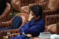 衆院予算委員会に出席した安倍晋三首相（2017年2月24日撮影）。(c)AFP/Kazuhiro NOGI
