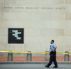 ワシントンD.C.（Washington D.C.）のホロコースト記念博物館（Holocaust Memorial Museum）の周囲をパトロールする警官（2009年6月11日撮影）。(c)AFP/Tim Sloan