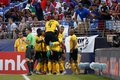 北中米カリブ海サッカー連盟ゴールドカップ準々決勝、ハイチ対ジャマイカ。ジャイルズ・バーンズが決めた得点に歓喜するジャマイカの選手（2015年7月18日撮影）。(c)AFP/Getty Images/Rob Carr